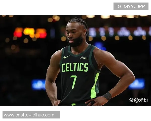 杰伦布朗弧顶三分精准回应个人得分已突破30分展现强大实力