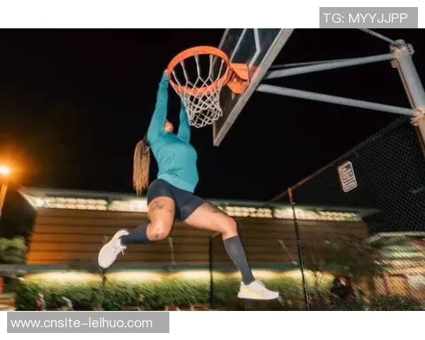 能扣篮的姑娘越来越多了她们在篮球场上展现出无限魅力与力量