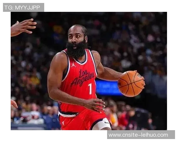 哈登首节表现起伏不定9投4中贡献12分4篮板1助攻但失误频频影响球队节奏